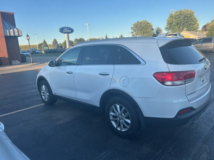 2016 Kia Sorento LX photo 1