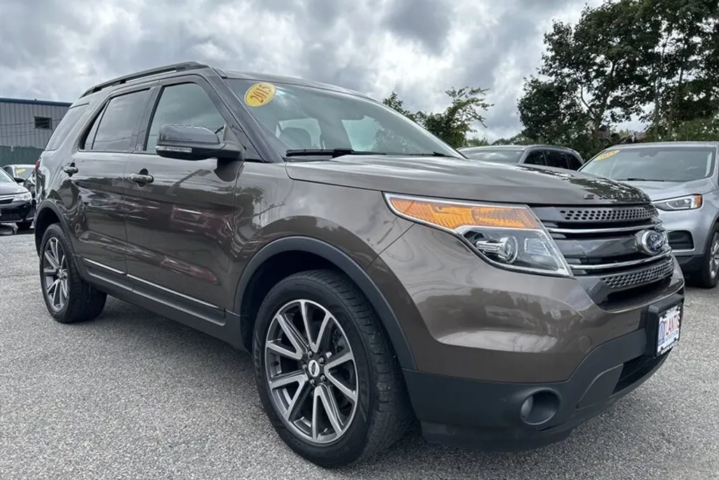 2015 Ford Explorer XLT photo 1