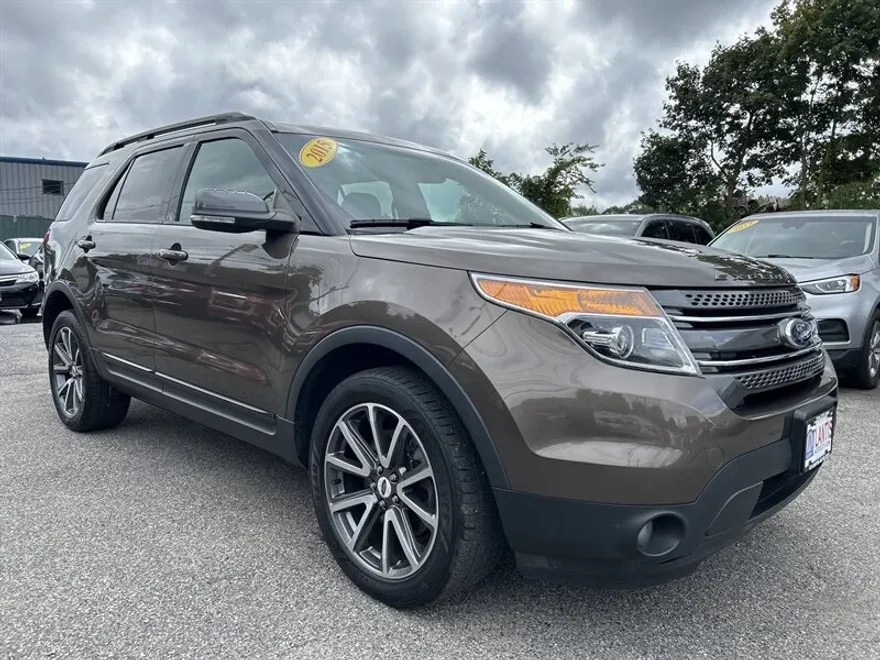 2015 Ford Explorer XLT photo 1