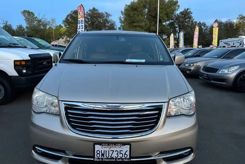 2014 Chrysler Town & Country Touring photo 1