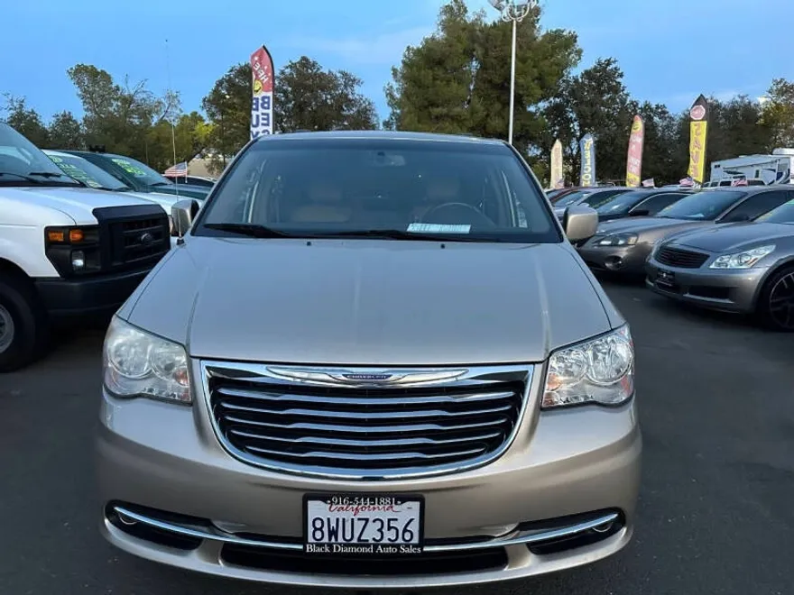 2014 Chrysler Town & Country Touring photo 1