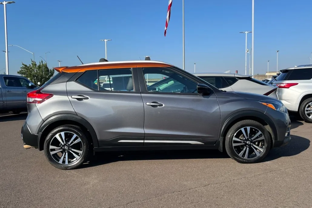 2019 Nissan Kicks SR photo 1