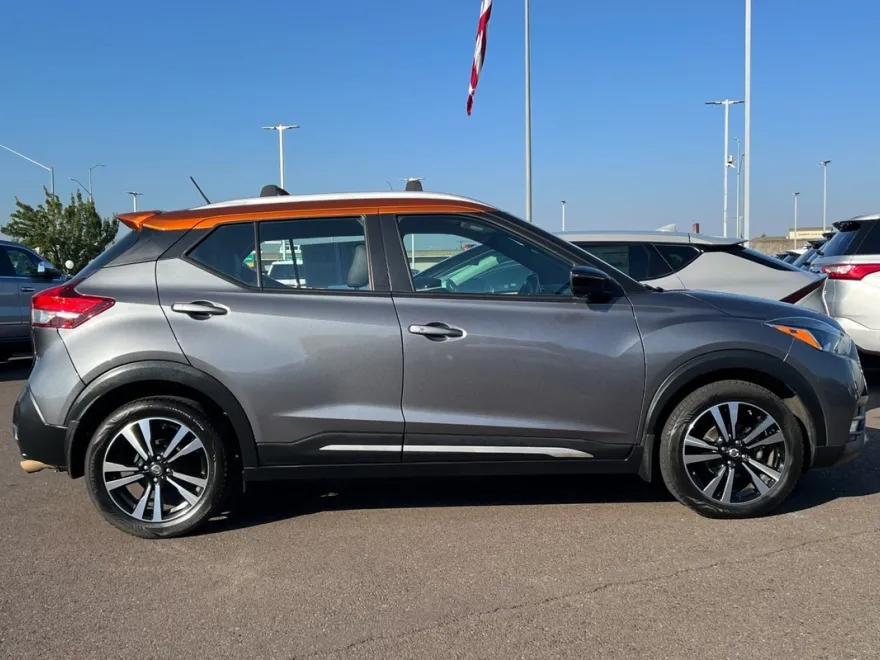 2019 Nissan Kicks SR photo 1