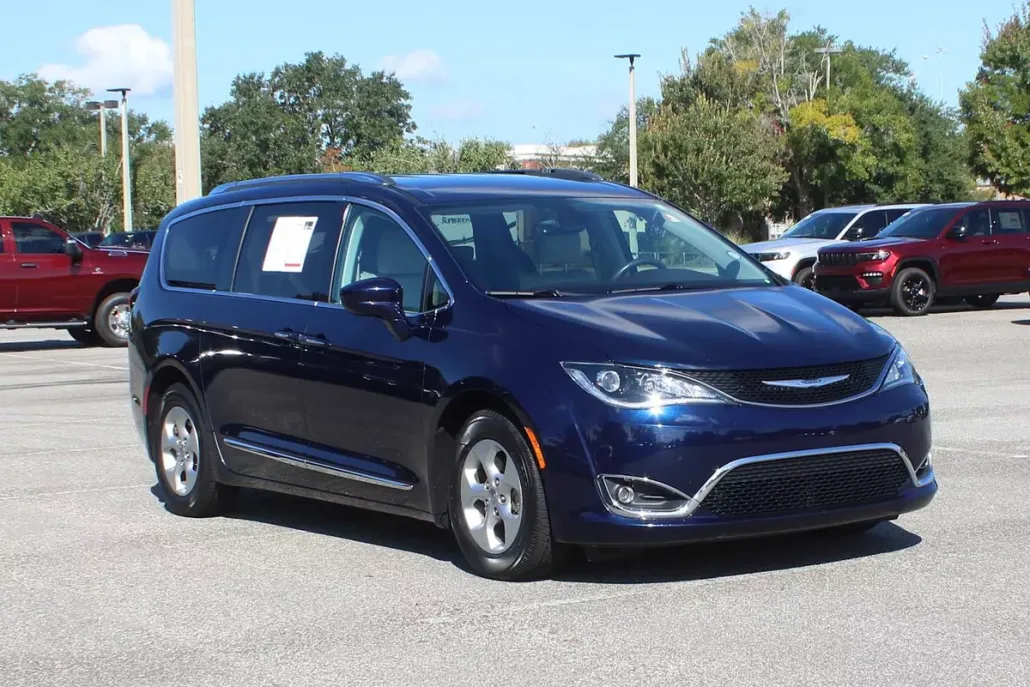 2017 Chrysler Pacifica Touring Plus photo 1