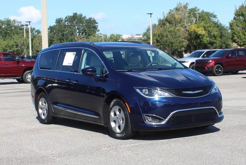 2017 Chrysler Pacifica Touring Plus photo 1