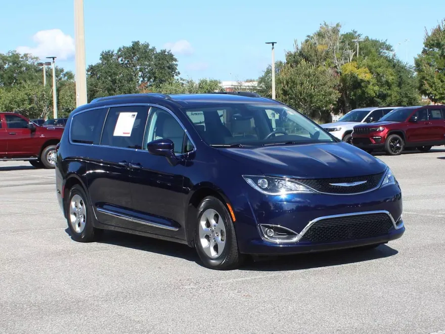 2017 Chrysler Pacifica Touring Plus photo 1
