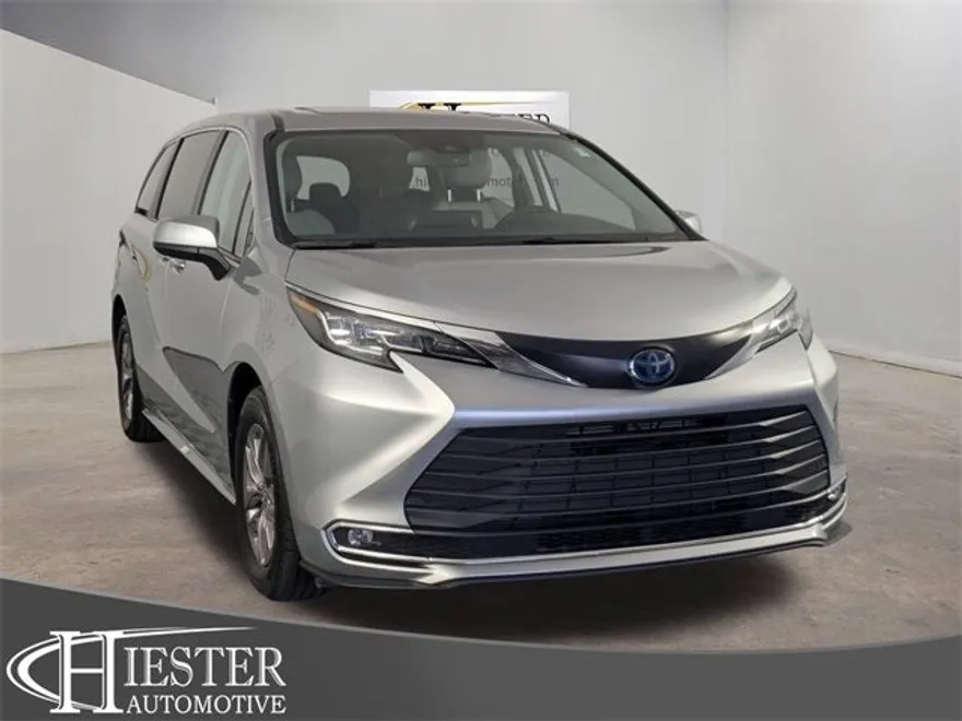 2023 Toyota Sienna XLE photo 1