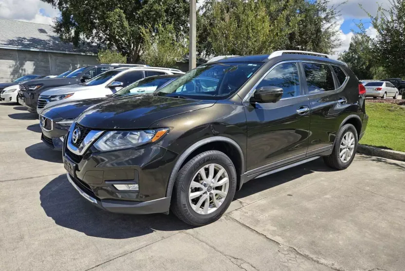 2017 Nissan Rogue SV photo 1