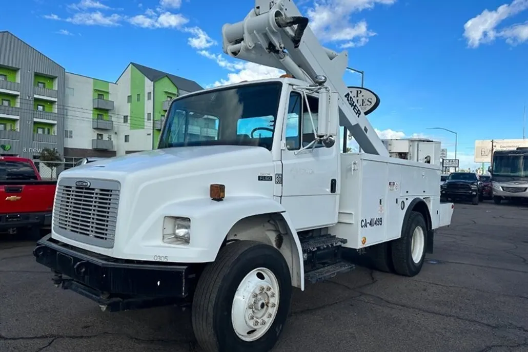 1998 Freightliner FL60 photo 1