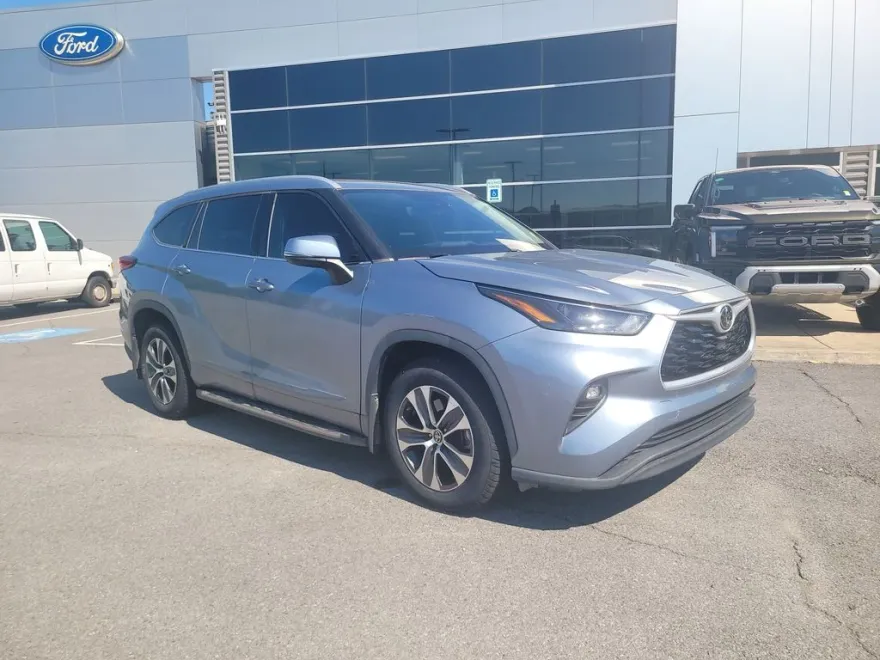 2022 Toyota Highlander XLE photo 1