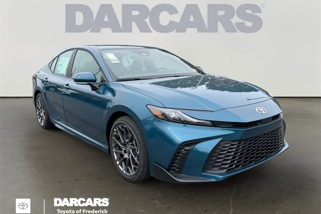 2025 Toyota Camry SE photo 1