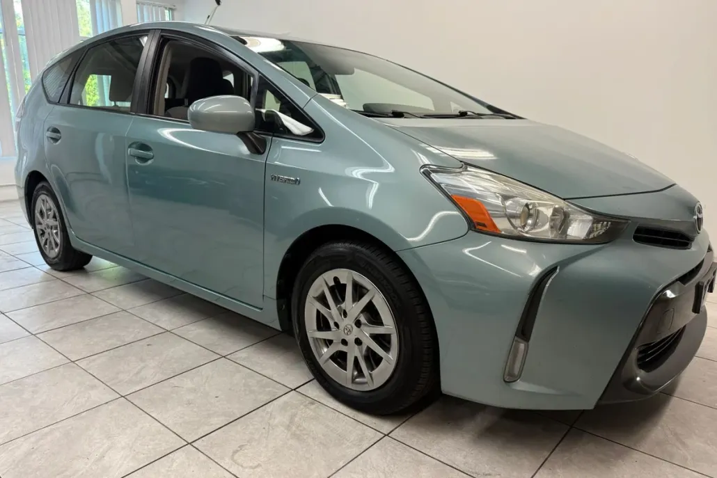 2017 Toyota Prius V Five photo 1
