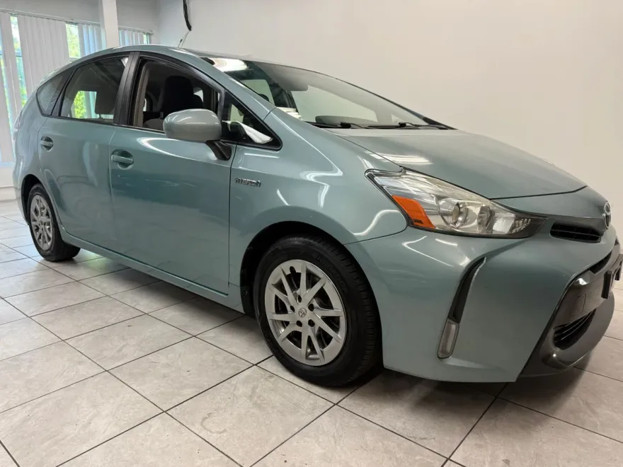 2017 Toyota Prius V Five photo 1
