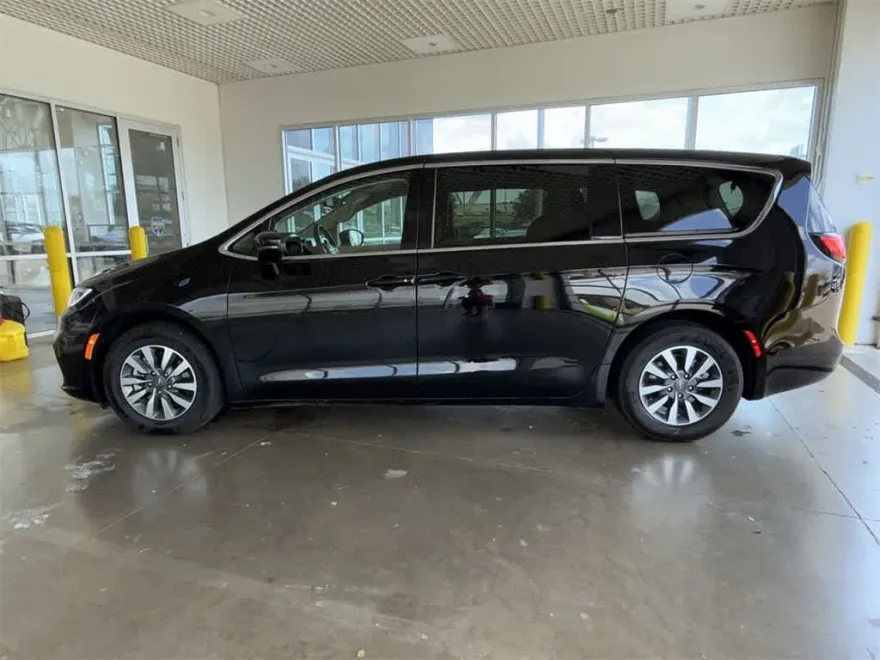 2024 Chrysler Pacifica Hybrid photo 1