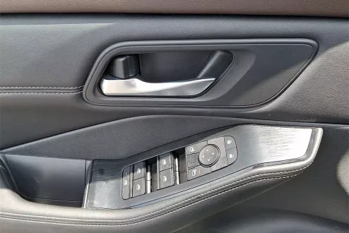 2022 Nissan Rogue SV photo 2