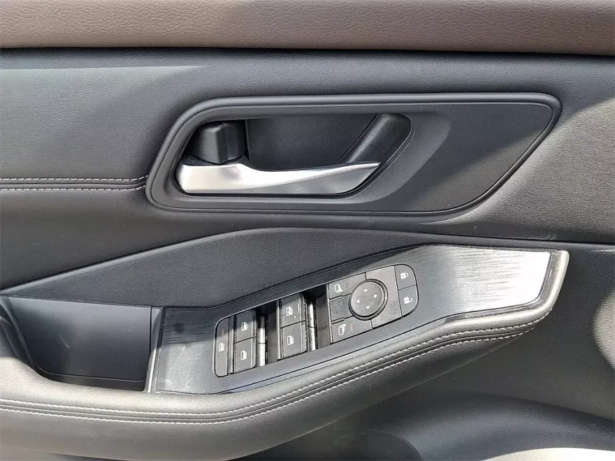 2022 Nissan Rogue SV photo 2
