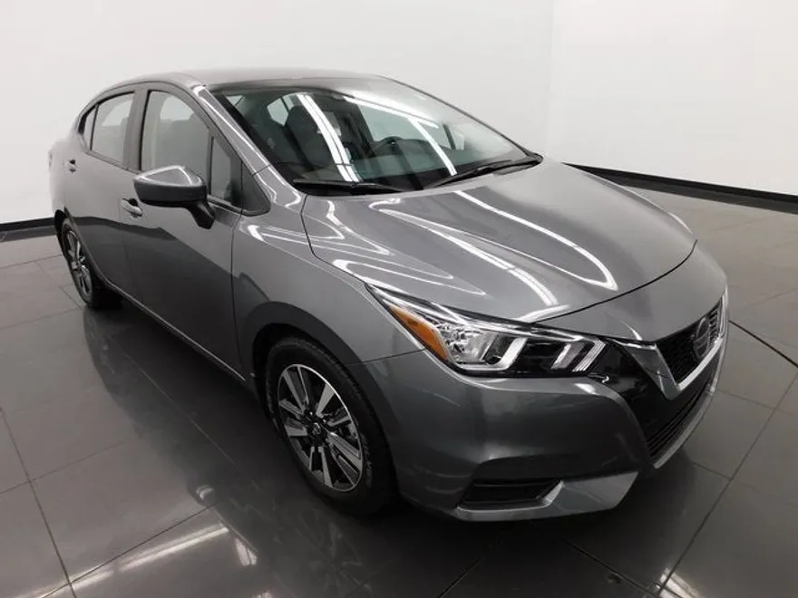 2022 Nissan Versa SV photo 1