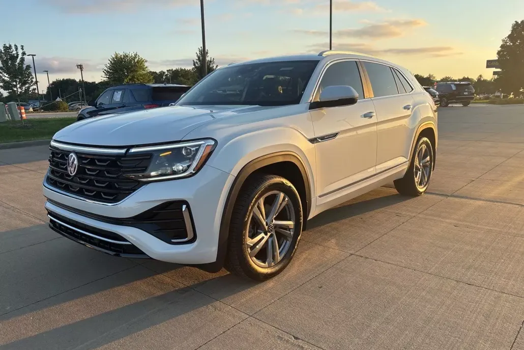 2024 Volkswagen Atlas Cross Sport SEL R-Line photo 1