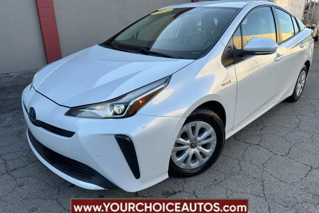 2021 Toyota Prius LE photo 1