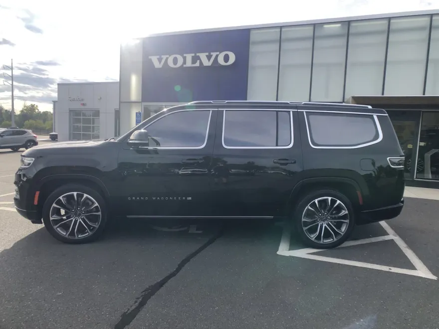 2022 Jeep Grand Wagoneer III photo 1