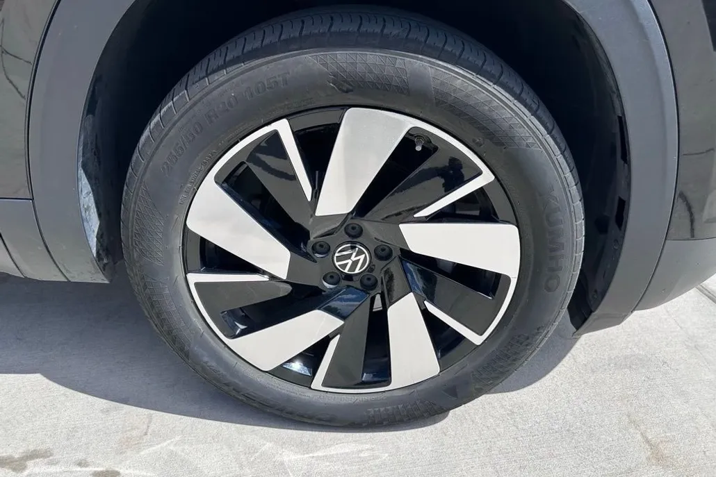 2024 Volkswagen Atlas Cross Sport SE Technology photo 1