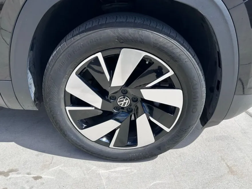2024 Volkswagen Atlas Cross Sport SE Technology photo 1