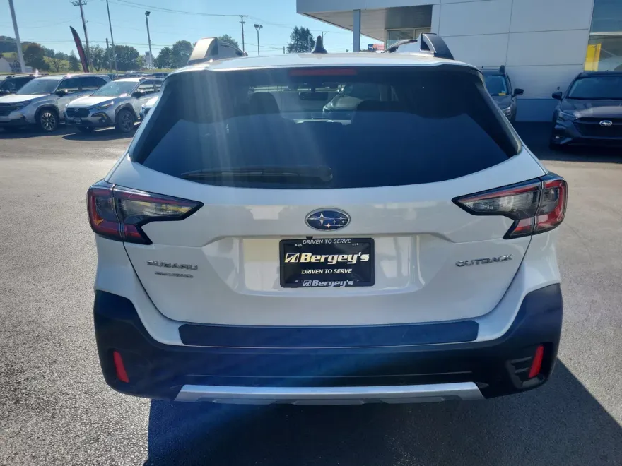 2022 Subaru Outback Limited photo 1
