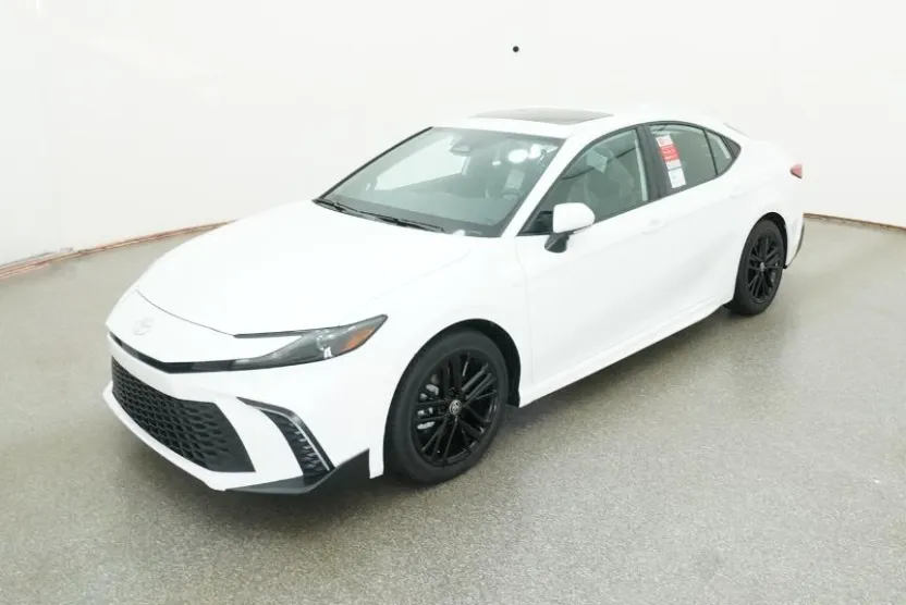 2025 Toyota Camry SE photo 1