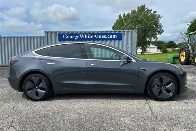 2019 Tesla Model 3 Mid Range photo 1