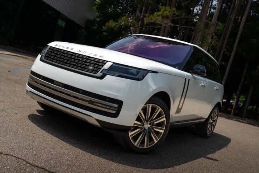 2023 Land Rover Range Rover SE photo 1