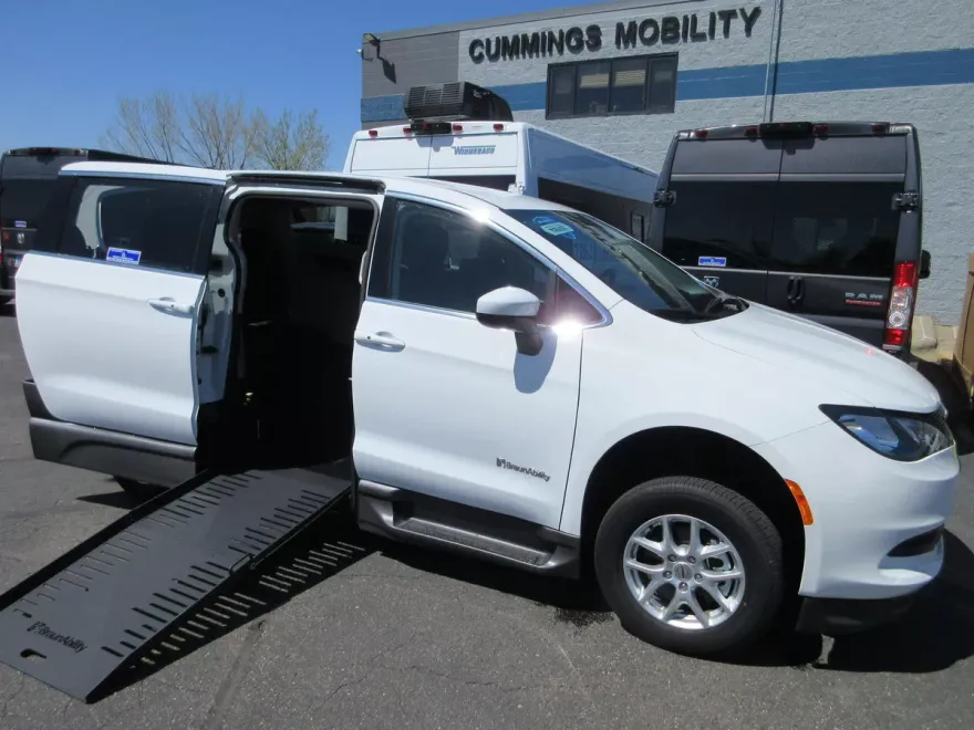 2023 Chrysler Voyager LX photo 1