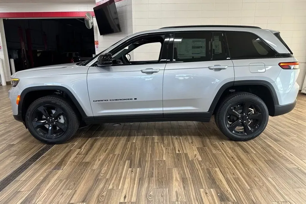 2025 Jeep Grand Cherokee Limited photo 1