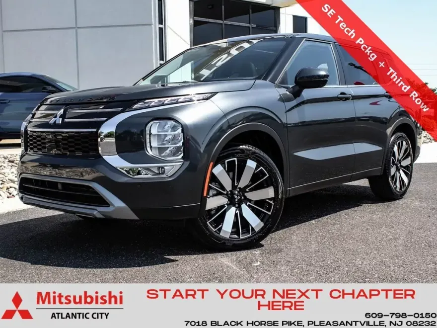 2025 Mitsubishi Outlander SE photo 1