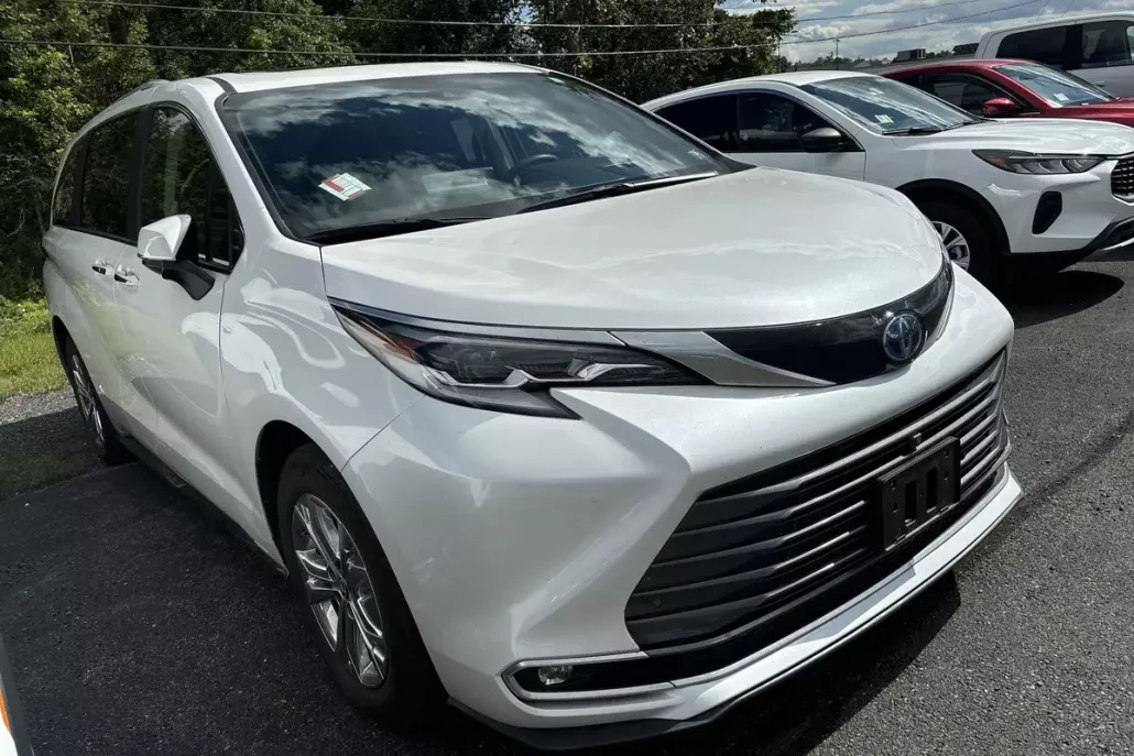 2023 Toyota Sienna Platinum photo 1