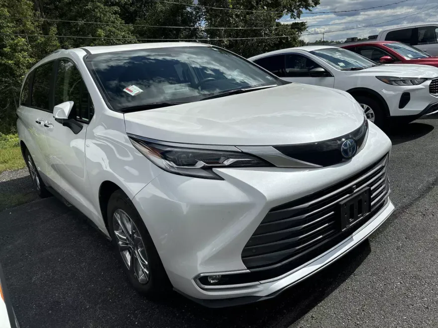 2023 Toyota Sienna Platinum photo 1