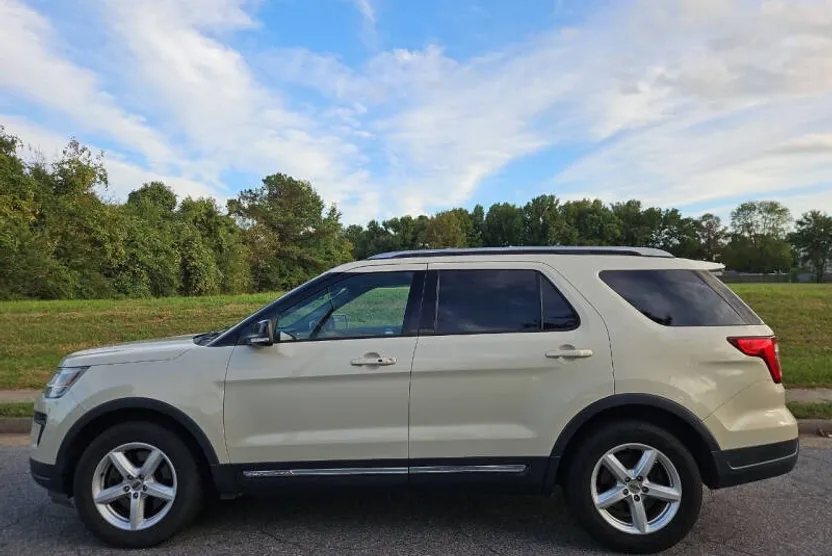 2018 Ford Explorer XLT photo 1