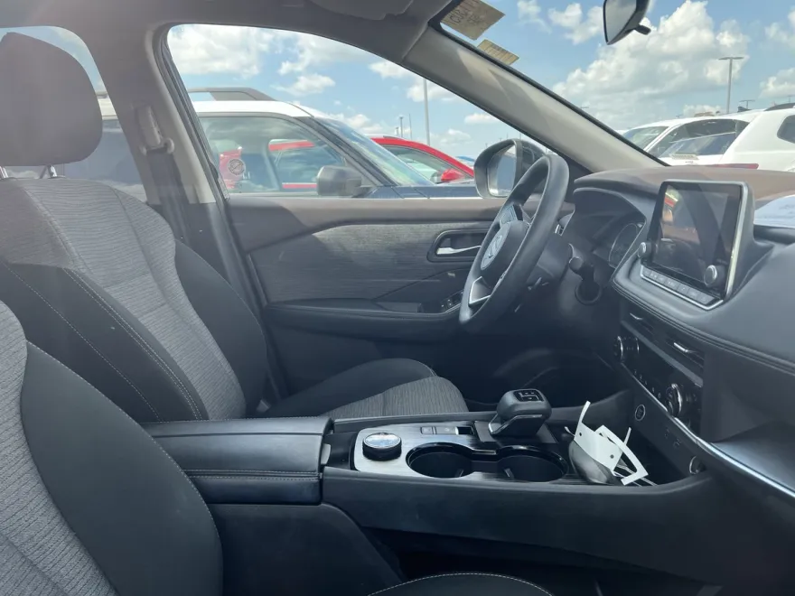 2023 Nissan Rogue SV photo 1