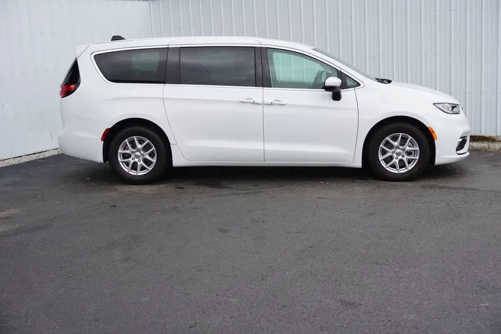 2023 Chrysler Pacifica Touring L photo 1