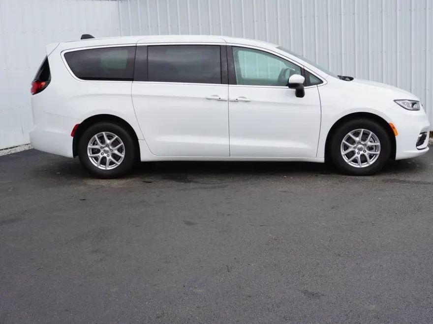 2023 Chrysler Pacifica Touring L photo 1