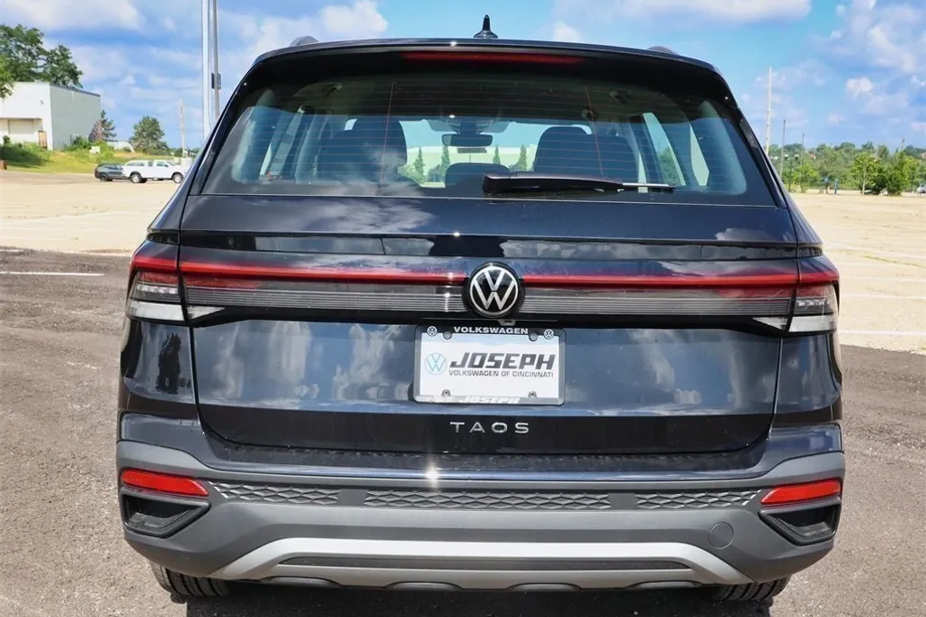 2025 Volkswagen Taos S photo 1