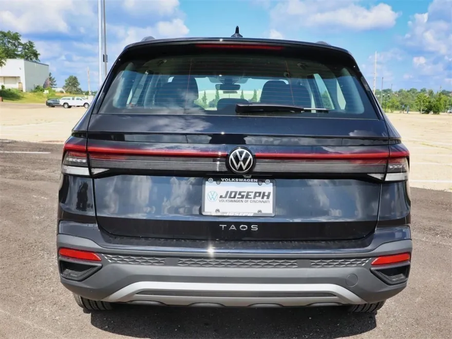 2025 Volkswagen Taos S photo 1
