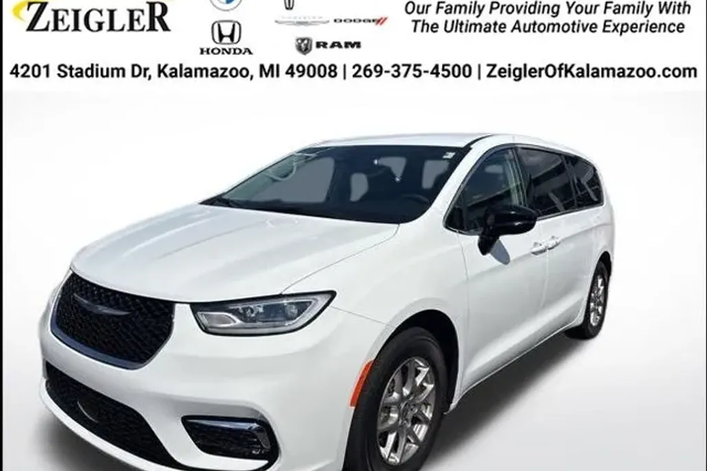 2024 Chrysler Pacifica Touring L photo 1