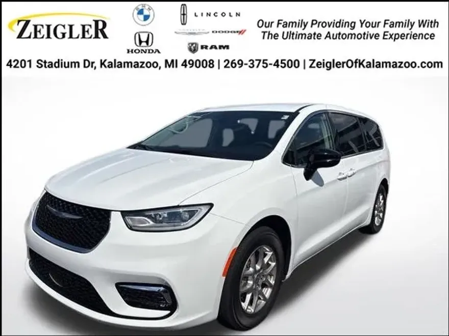 2024 Chrysler Pacifica Touring L photo 1