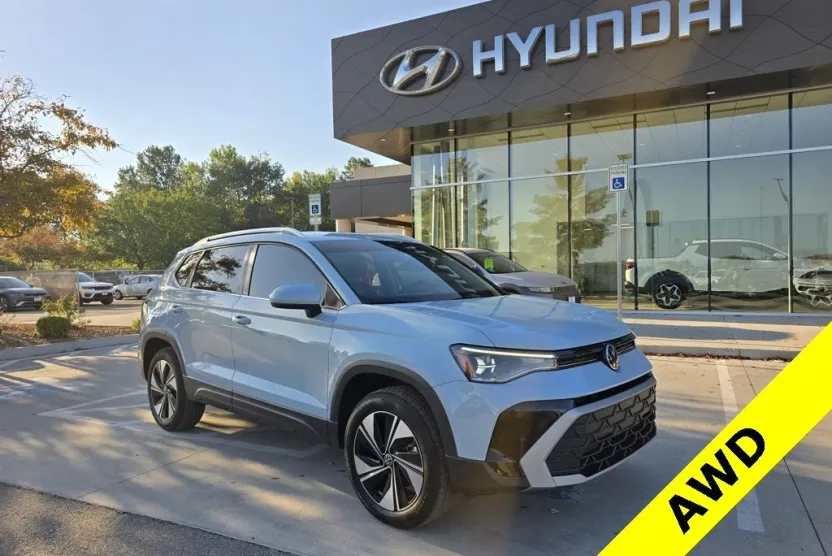 2025 Volkswagen Taos SE photo 1