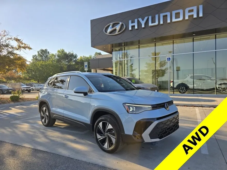 2025 Volkswagen Taos SE photo 1