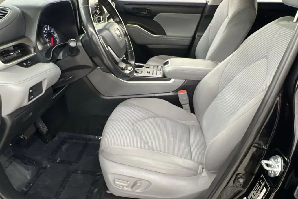 2022 Toyota Highlander LE photo 1