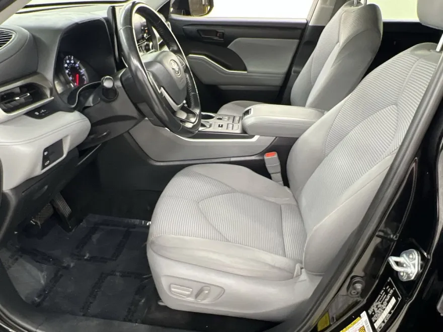 2022 Toyota Highlander LE photo 1