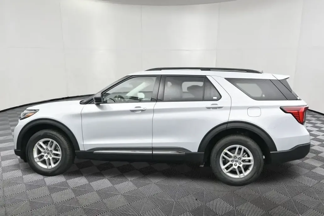 2025 Ford Explorer photo 1