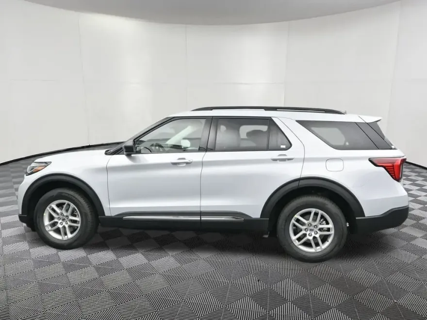 2025 Ford Explorer photo 1