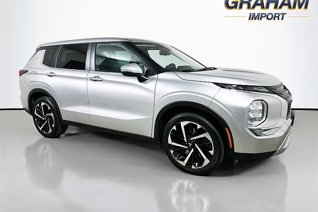 2023 Mitsubishi Outlander SE photo 1